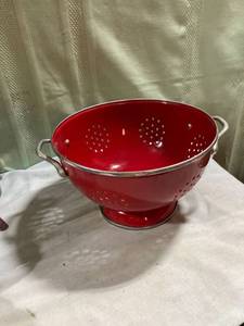 lot 7957 image: 10�� x 6 14�� red metal strainer