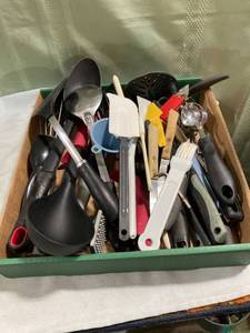 lot 7959 image: flat of miscellaneous kitchen utensils