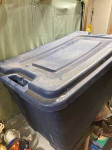 lot 7969 image: Sterilite 30 gallon tote gray