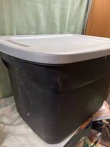lot 7970 image: Black tote gray lid 18 gallon