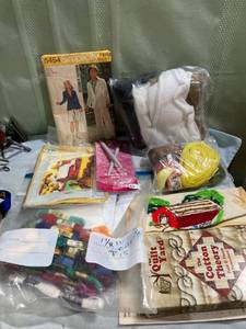 lot 7976 image: Miscellaneous sewing stuff