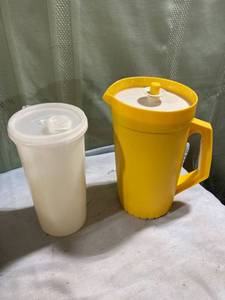 lot 7999 image: 2) Tupperware juice, pitchers