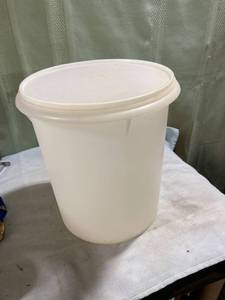 lot 8001 image: Tupperware 10 x 11�� canister