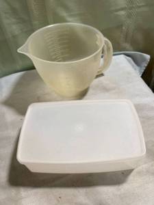 lot 8004 image: 9�� x 5 12�� x 3�� Tupperware container and 4 cup measuring cup