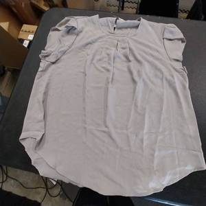 lot 7510 image: Tan 3XL blouse.