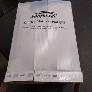lot 8683 image: Sunflower quilted mattress pad. queen