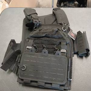 lot 8717 image: Tactical vest for man black.