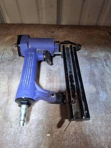 lot 3005 image: #42528 Pneumatic Air Brad Nailer 18 Guage