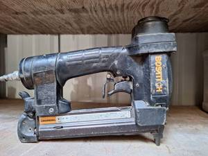 lot 3006 image: Pneumatic Bostitch Brad and Staple Nailer Model S32