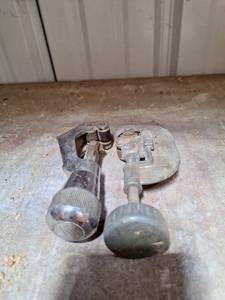 lot 3025 image: (2) Pipe Tubing Cutters