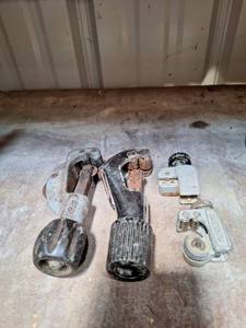 lot 3028 image: (4) Pipe Tubing Cutters
