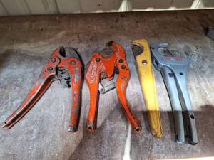 lot 3029 image: (4) Plastic Pipe Snips