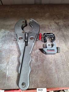lot 3043 image: Lot of (3) Pipe tubing Cutters