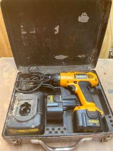 lot 1005 image: Dewalt Cordless 12 Volt DW972 Drill