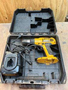lot 1007 image: Dewalt 12 in Cordless 18 Volt DW995 Drill w Charger and case