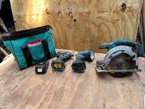 lot 1013 image: Makita Cordless 18 Volt. Handy Bag Set - LXT BSS610 BLADE size 6.5 - Makita BML185 - Makita LXDT04