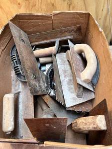 lot 1017 image: Lot of Tile and Flooring Trowels