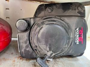lot 1046 image: Easy Start Honda 5.9 OHV Motor. Very Little Use