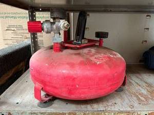 lot 1048 image: Unbranded Air Compressor. Portable Air Tank