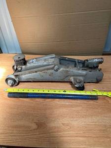 lot 2046 image: 3300 LBS Hydraulic Floor Jack