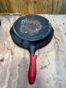 lot 1100 image: Emeril Cast Iron Skillet 12 Inch w Silicone Handle Grip