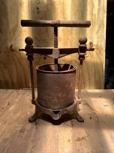 lot 1107 image: Vintage Cast Iron Fruit Press