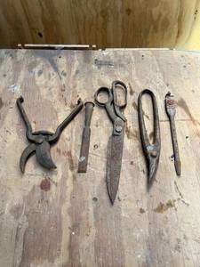 lot 1111 image: Assortment of Vintage ScissorsShears, chisel, adjustable drill bit