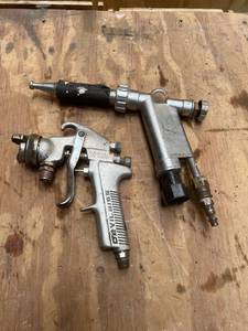 lot 1124 image: (1) Pneumatic Painting Spray Air Gun and (1) Pneumatic Power Washer Head