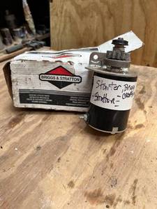 lot 1142 image: Briggs and Stratton Motor Starter - Part. 497595