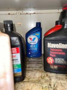 lot 2004 image: Lot of Automobile Oils