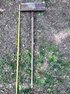 lot 1206 image: Shovel. Good Scraper Snow Shovel