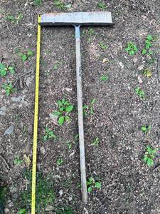 lot 1207 image: Shovel. Good Scraper Snow Shovel