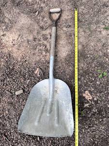 lot 1211 image: Grain Shovel