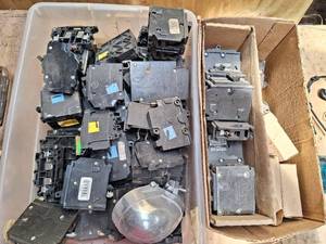 lot 3139 image: Lot of Circuit Breakers