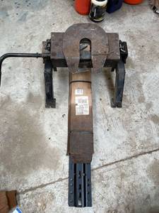 lot 1187 image: 5th Wheel Hitch and Rails - (For Attaching 5th wheel travelTrailers to Truck)
