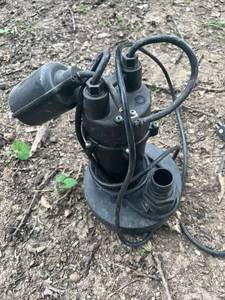 lot 1244 image: Everbilt Utility Submersible Sump Pump