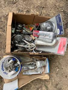 lot 1253 image: Lot of Plumbing Hardware - Sink and Shower Replacements