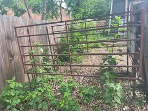 lot 1267 image: Live Stock rack for back of full size pickup - 8ft x 68 x 65, slides in. back gate uses plywood