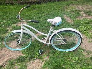 lot 1269 image: Teal Blue and White Huffy Bicycle