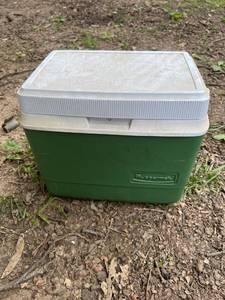 lot 1284 image: Small Rubbermaid Cooler