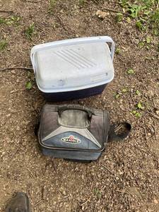 lot 1285 image: Small Rubbermaid Cooler and Cooler Bag