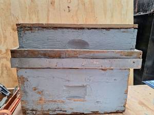 lot 3171 image: Lot of Bee Keeper hive set
