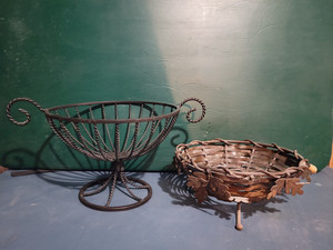 lot 4209 image: (2) Center Piece Baskets