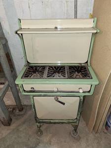 lot 38 image: Antique Vintage Eureka Steel Range Co - 3 Burner Stove