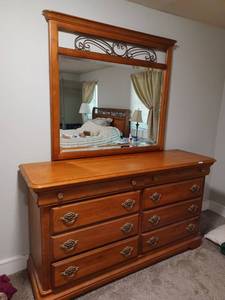 lot 40 image: Kincaid Jackson Landing Dresser with Mirror