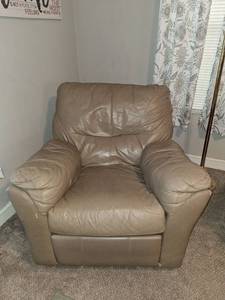 lot 43 image: Beige Leather Recliner