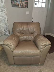 lot 44 image: Beige Leather Recliner