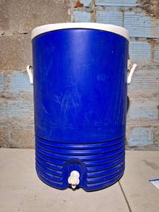 lot 4523 image: Blue Beverage Cooler