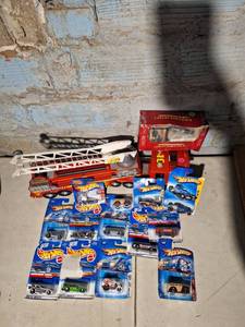 lot 4535 image: Lot of Hotwheels and Fire Truck