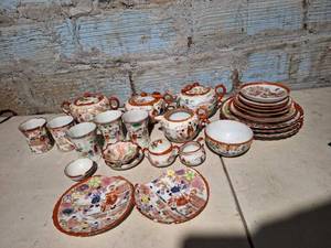 lot 4552 image: Antique Hand Painted Oriental Tea Set - Some Pieces are Damaged but included incase fixable